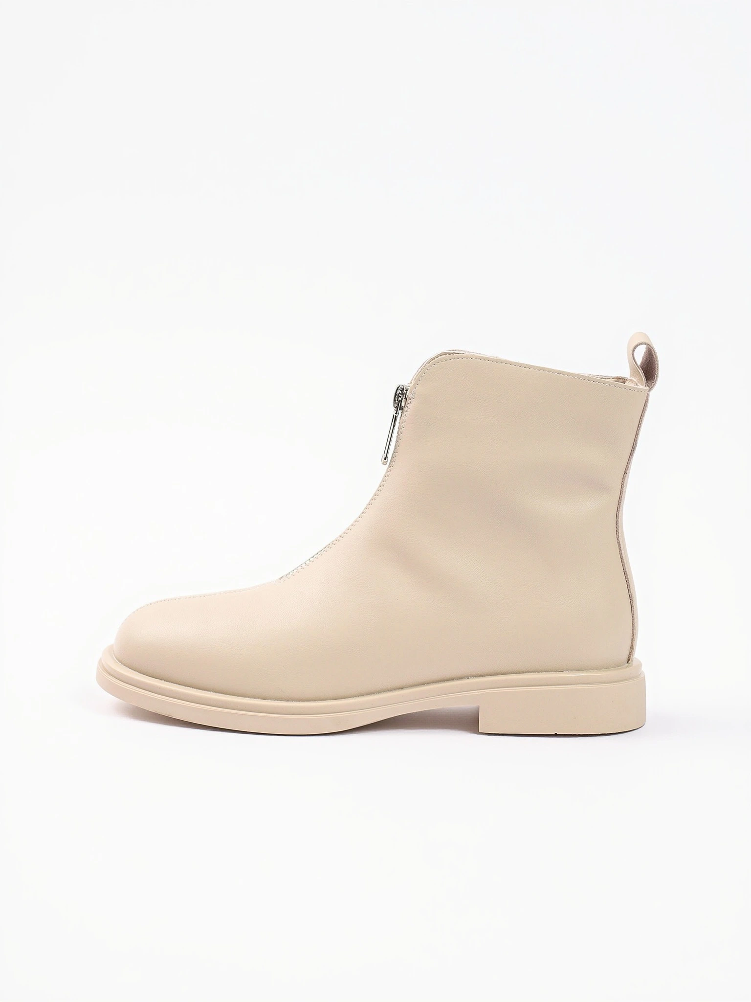 Ботинки светло-бежевого цвета с декоративным замком